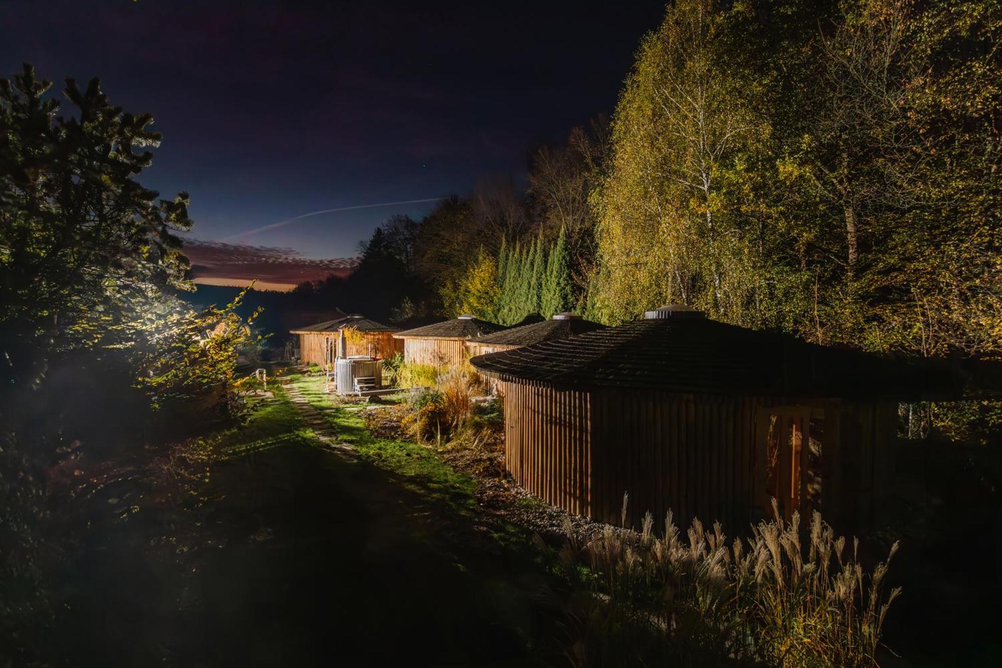 Glamp V Hluboké - Yurts&Wooden Houses Vsetín Exterior foto