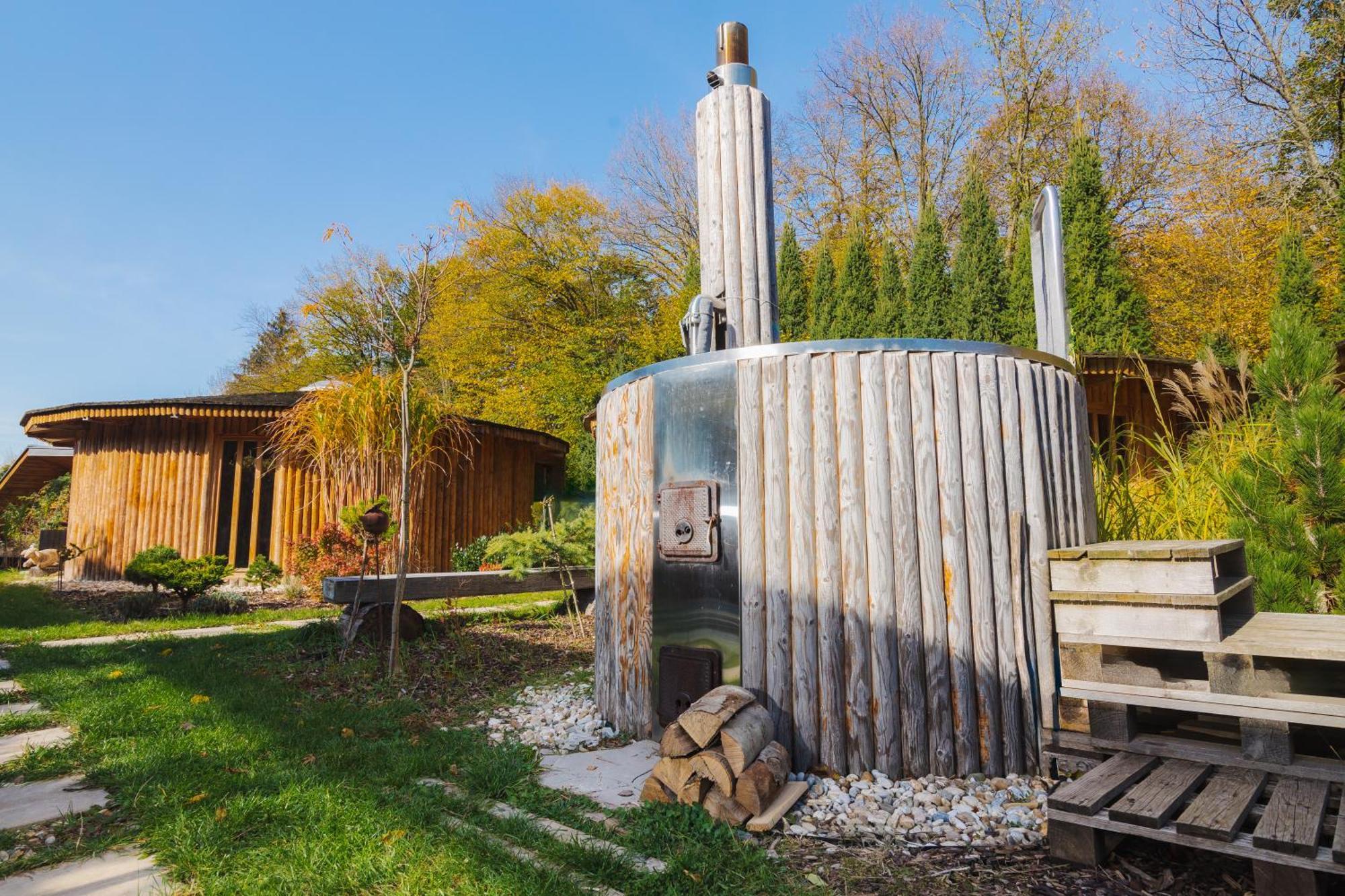 Glamp V Hluboké - Yurts&Wooden Houses Vsetín Exterior foto